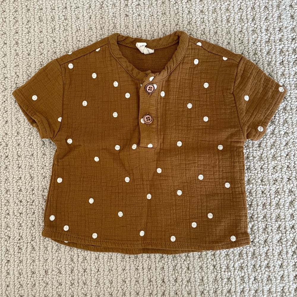Quincy Mae 100% Organic Cotton 3-6M Button Henley Short Sleeve Top.